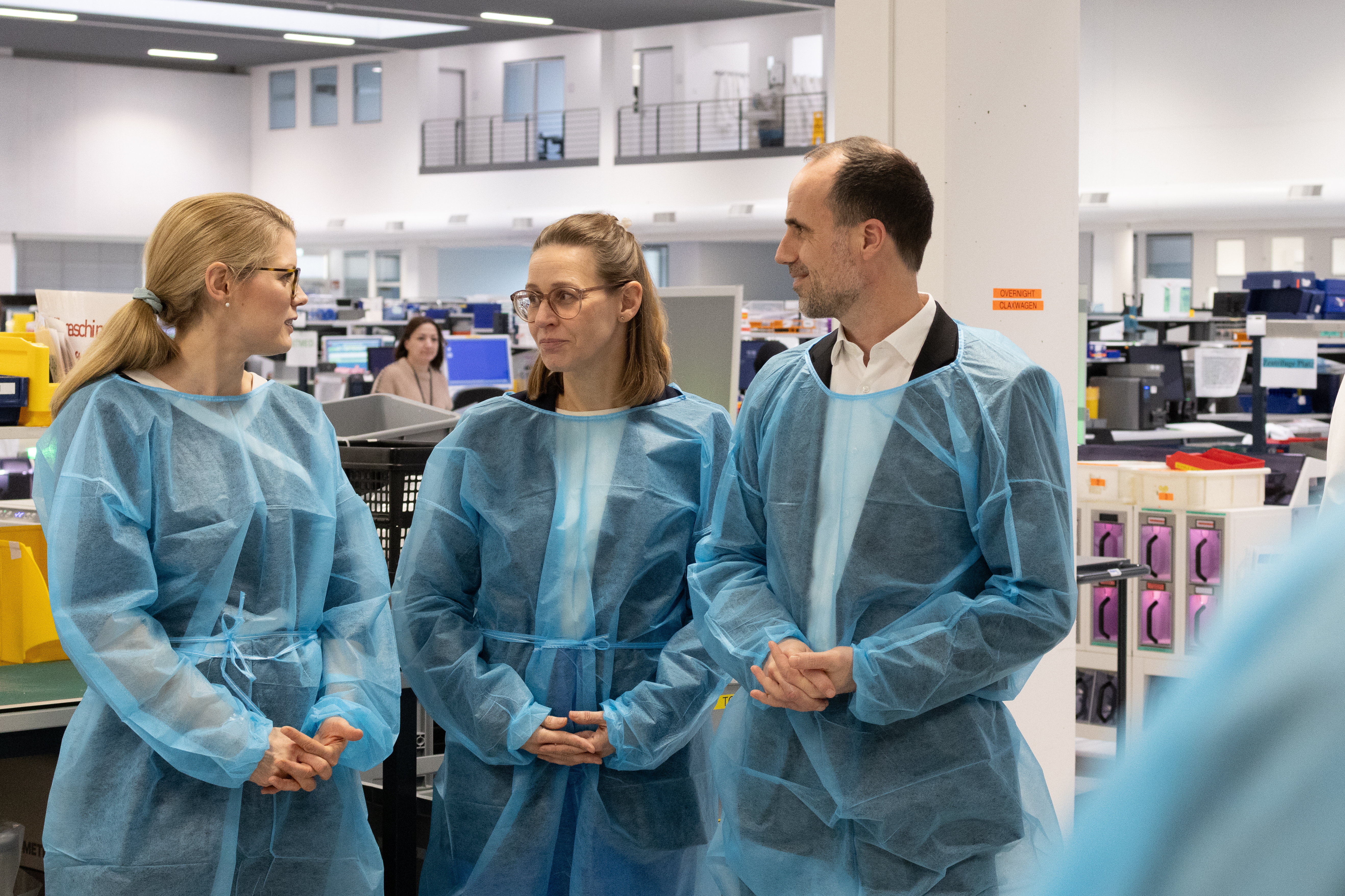 Johanna Tecklenburg, Susanne Gellweiler und Clemens Hoch stehen im Labor.